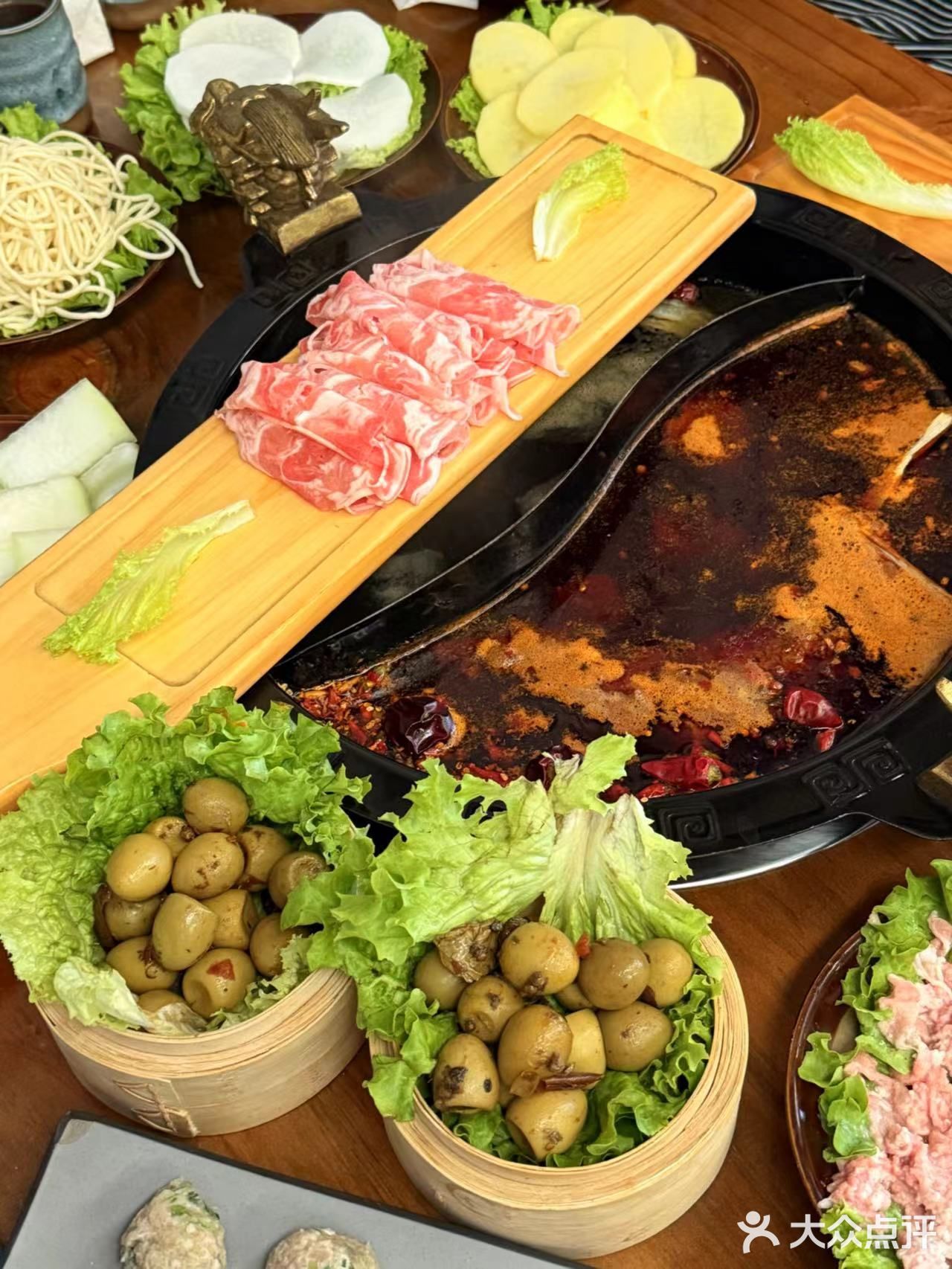 五一还去什么重庆，来青岛这家“戏精火锅店”