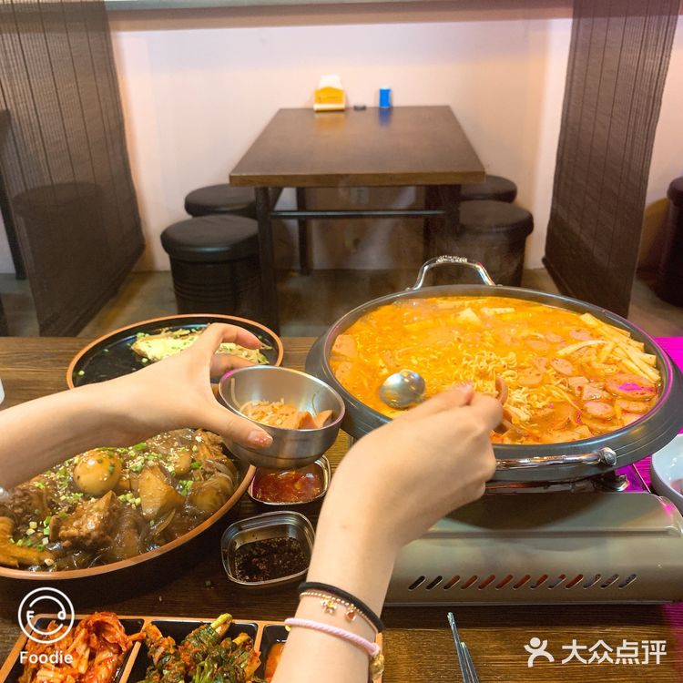 两个人吃的撑的走不动道了，安东炖鸡真的太好吃了！