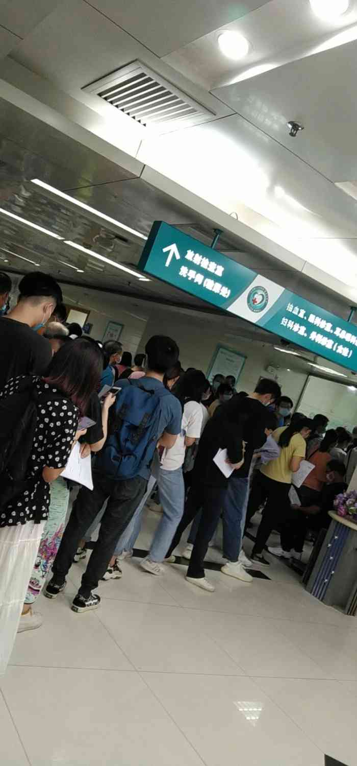 医院的位置挺好找的赤岗站c1出口一出来就能看到医院了人也很多停个车