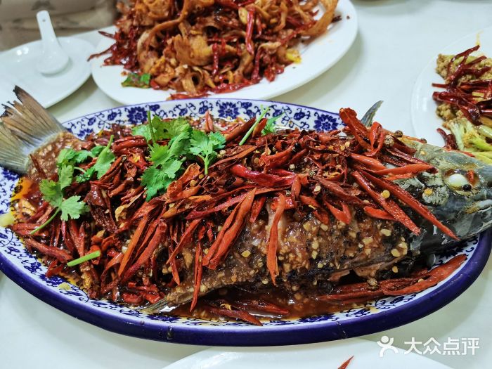 田记餐馆(富国街店)特色蒜爆鱼图片