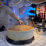一下高铁就直奔这家浏阳蒸菜馆，老板都做直播了