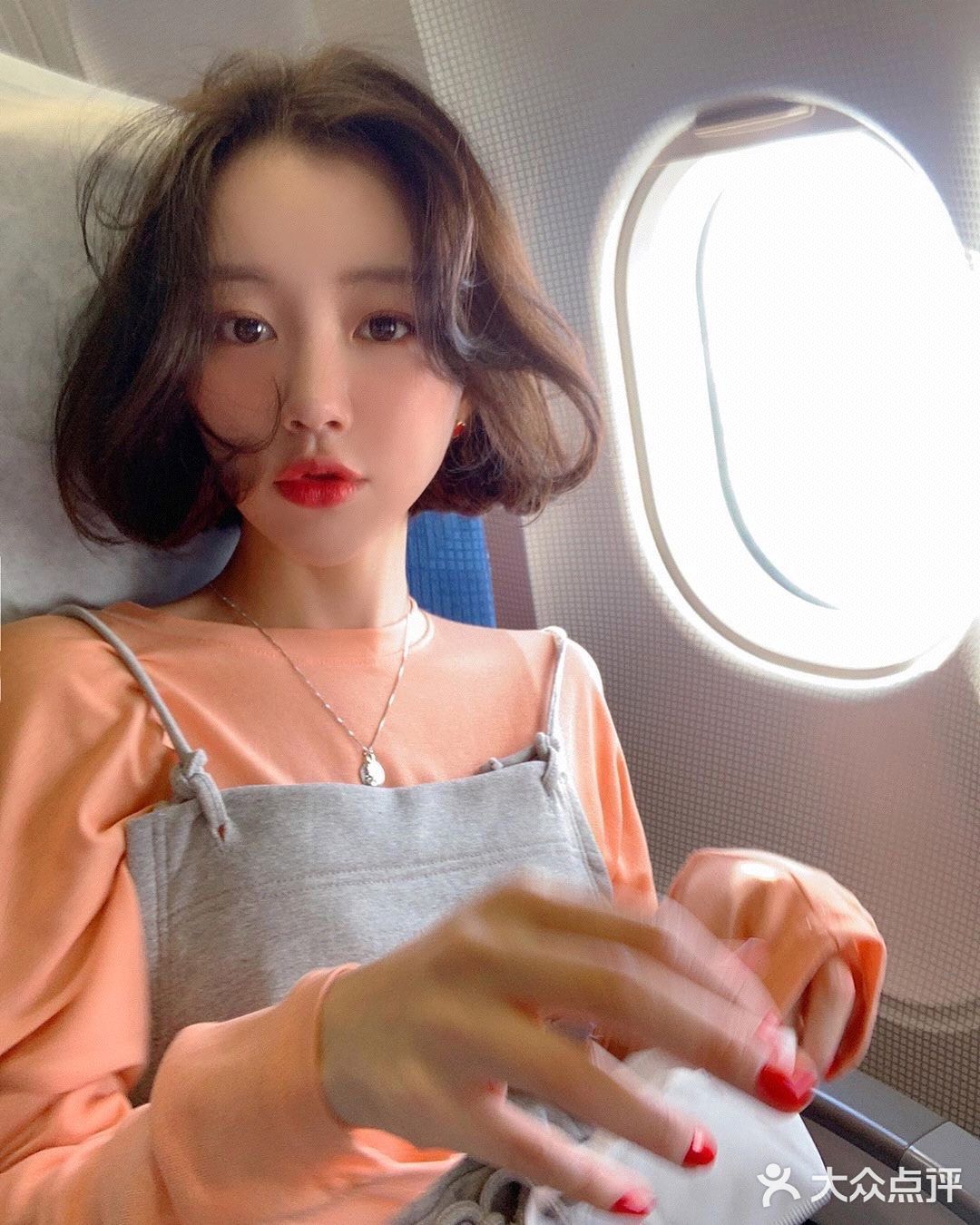 发型亮点:短发自然的内扣搭配大弧度侧颜八字刘海