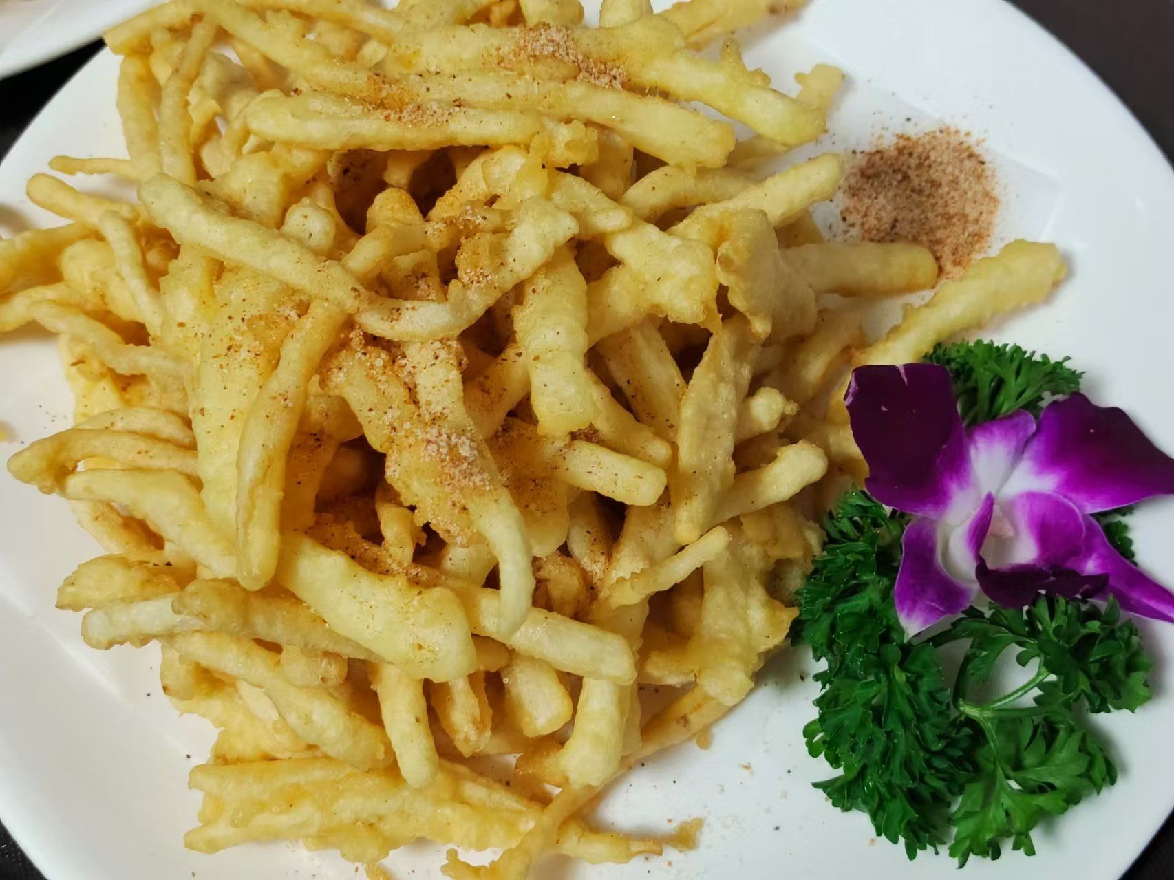 内里鲜嫩,每一口都是满足感!这道菜选用的是崂山参