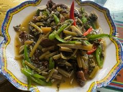 酸菜炒油辣菇-阿拉呛舍藏餐