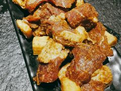 孜然羊肉粒-赤铁扒拉锅·烤串·烤鸽子
