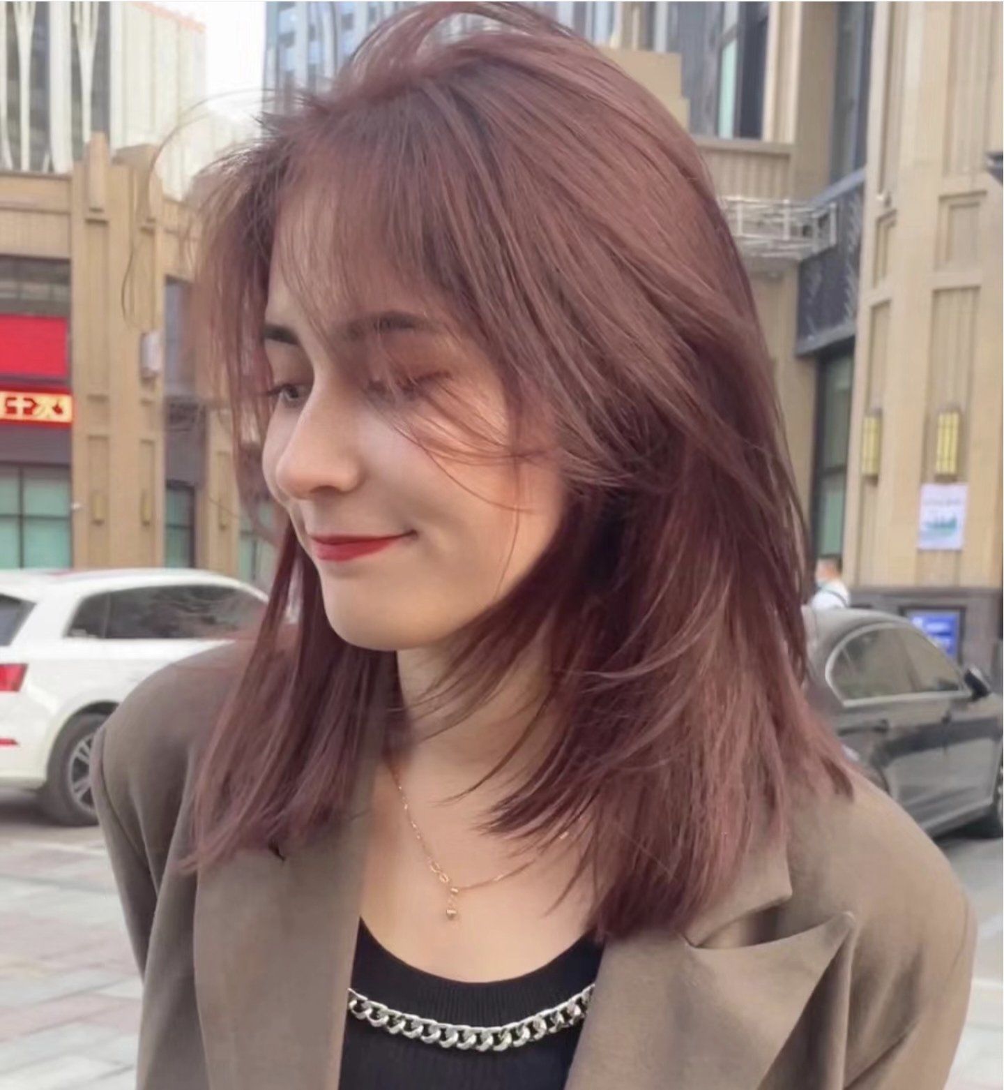 酒红色更偏向紫粉调完全不用担心染发之后老或者黑反而很适合皮肤暗沉