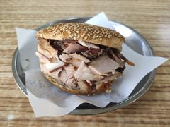 烧饼夹肘子肉-老四烧饼铺(丽源路店)