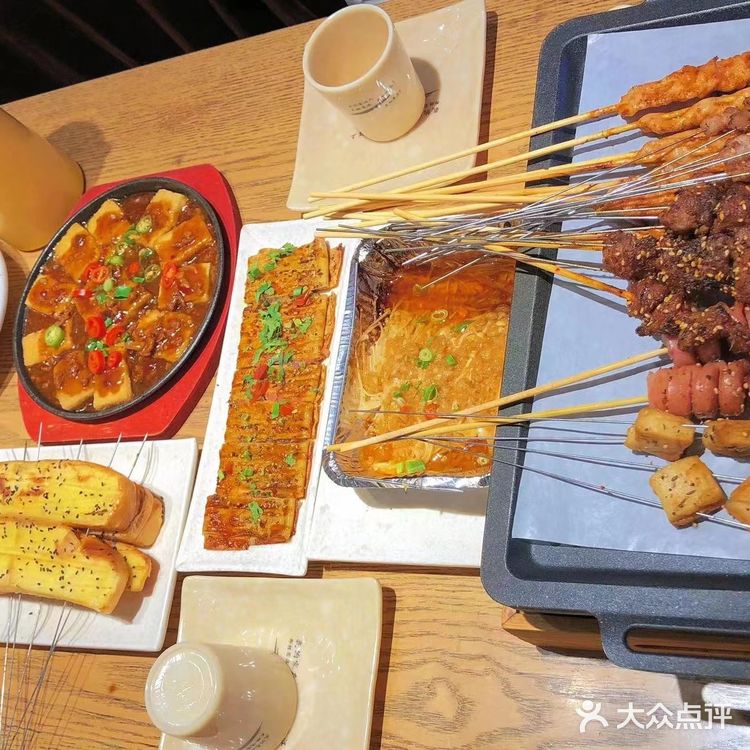 俩人团了个99双人餐，东西挺多性价比高。上下两层