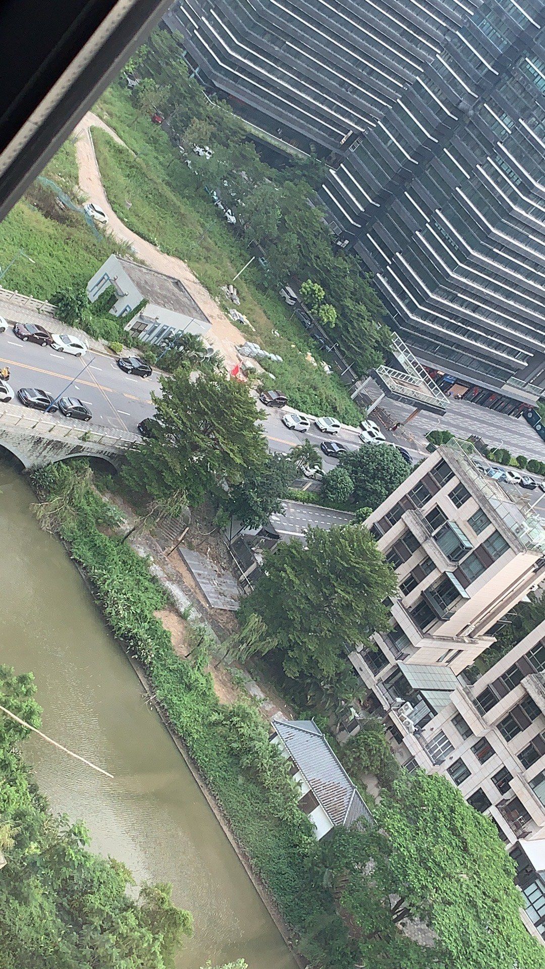 属实是河景房了,这边应该是临近住宅区的