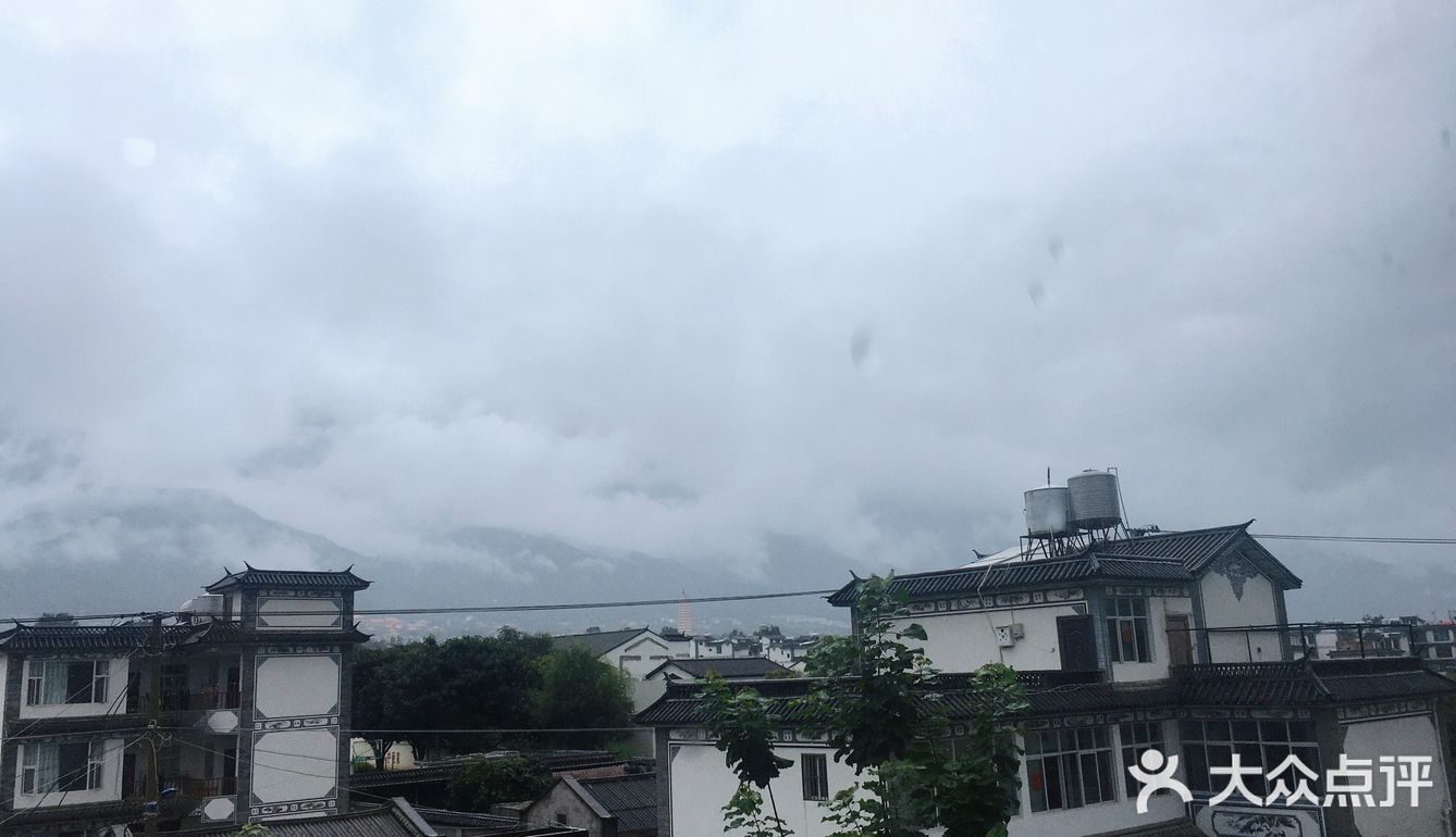 我躲进挑剔的人群  夜一深就找那颗星星  我以为旅人