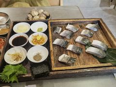 -围炉肉舍•炭烤活鳗•丹东海鲜烤肉(步行街店)