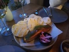 烟熏三文鱼配烤饺子皮和芥末籽酱-BOR Eatery(安福路店)