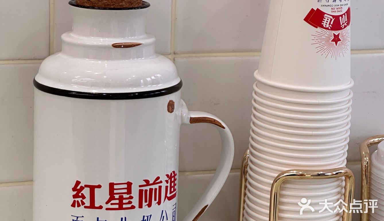东四这家面包房超级火爆，都是来他家买面包，打牛奶的