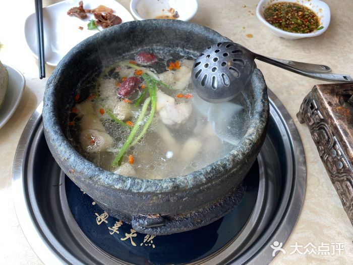 墨脱石锅椰子鸡•糟粕醋•东山羊(大东海店)墨脱石锅椰子鸡图片