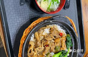 Pickled Pepper Fatty Beef Claypot Rice
