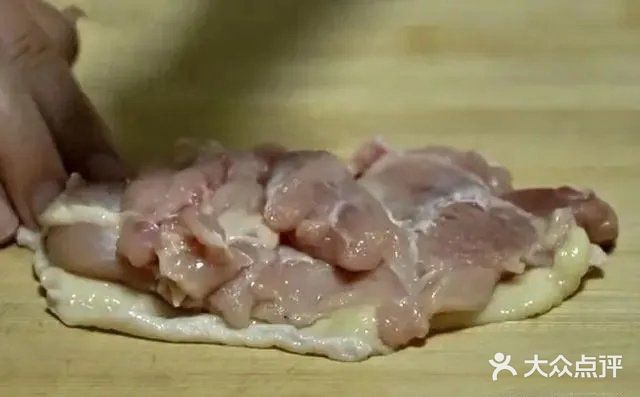 是由鸡腿和料汁做出来的！