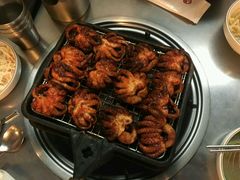 辣烤小章鱼-喜儿家铁网烤章鱼(弘大店)