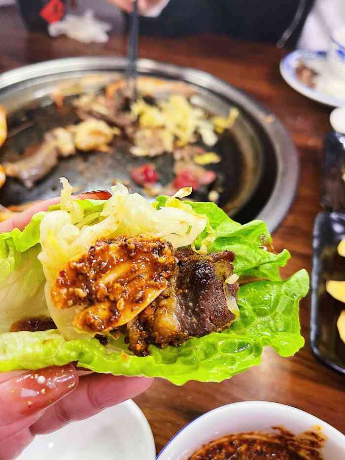 鹤城烤肉-"老板娘操一口标准的东北话,很热情.到前台.