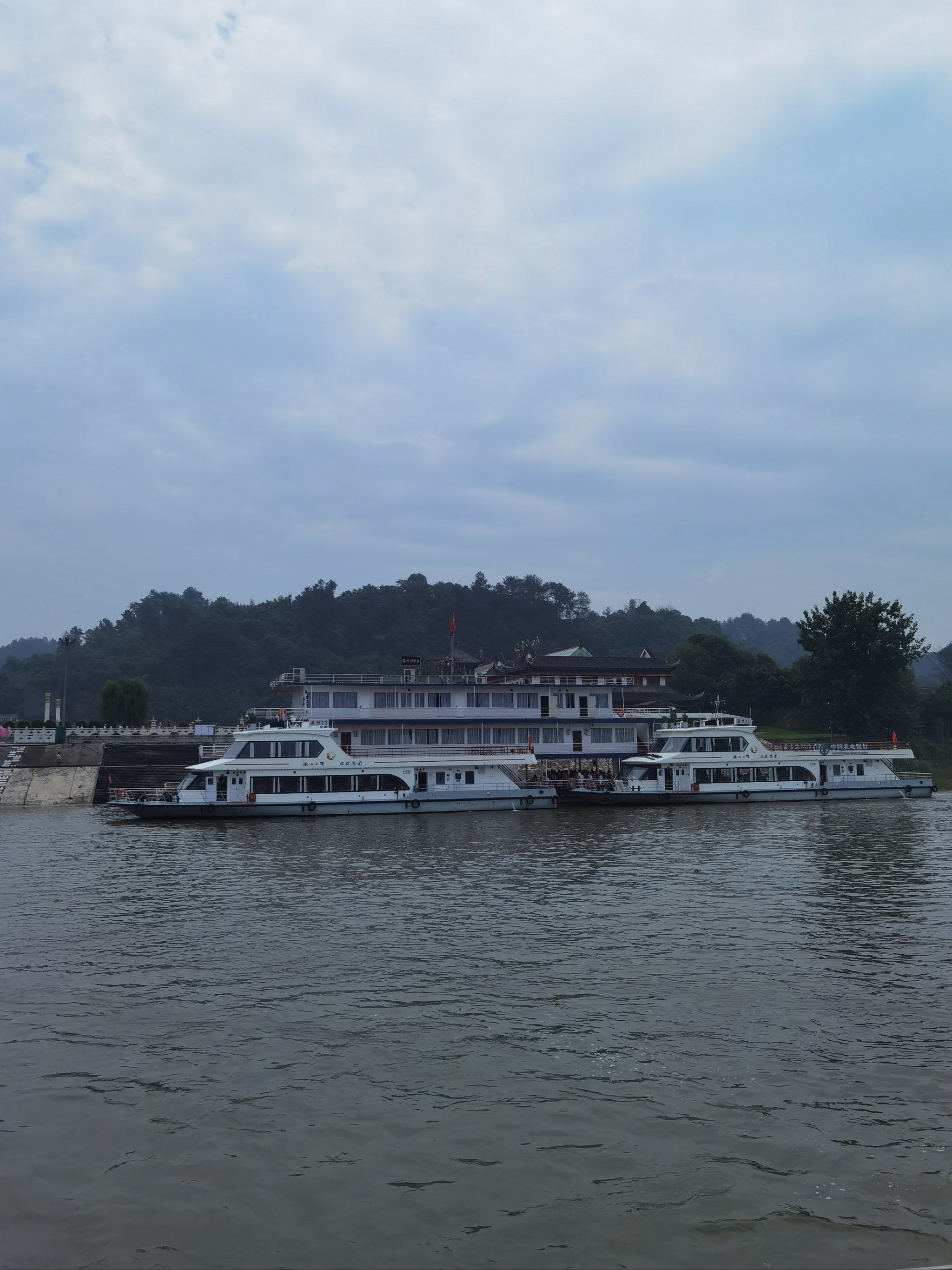 乐山大佛的最佳游览方式就是坐船