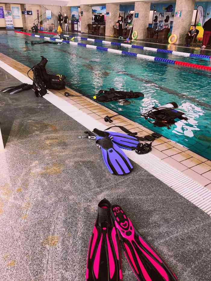 深蓝(大连)潜水游泳俱乐部-"藏在大海边的海水游泳馆[微笑]李教练很.