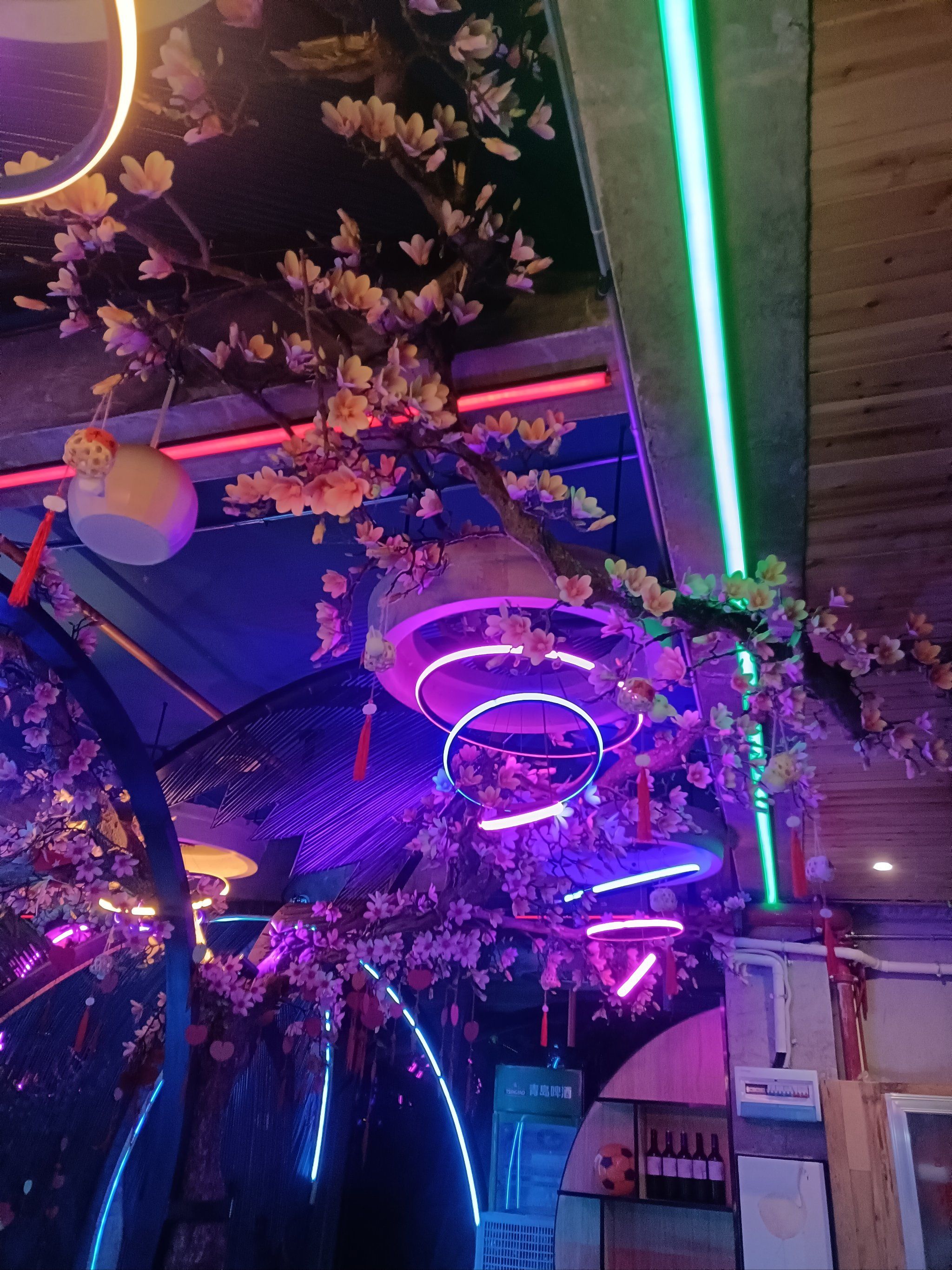 酒吧喝酒好选择 古吉拉行素店