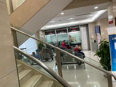 等候区坐满了人-中国工商银行(上海市高桥支行)