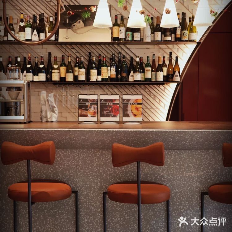 映入眼帘的竟然是梦幻Bar,每日18点营业,周二