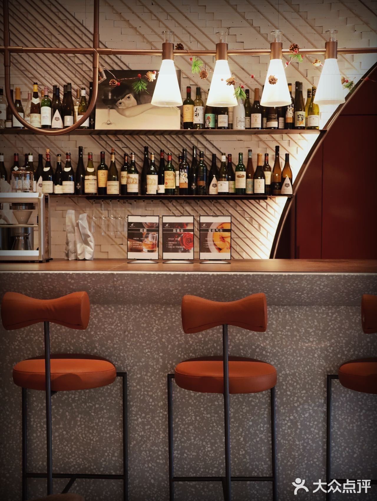 映入眼帘的竟然是梦幻Bar，每日18点营业，周二