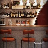 映入眼帘的竟然是梦幻Bar，每日18点营业，周二