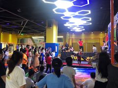 -爱蹦iBOON蹦床运动馆(江汉店)