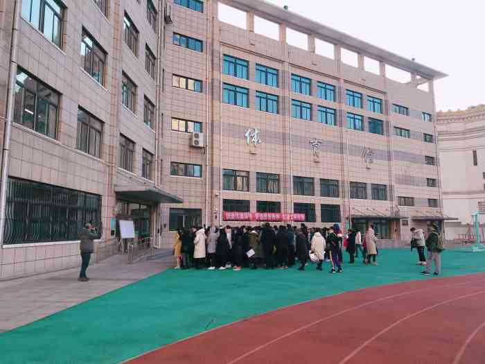 大连市第六中学-"六中在长春路上,位置很好.学校前是著名.