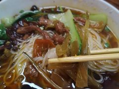 酸菜肉丝米线-越洋肖氏老米线(杨家坪店)