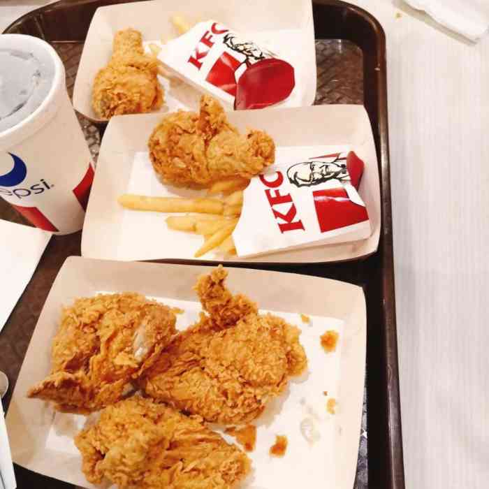 在马来西亚途中的一家肯德基,到处都是外国人,简单点了鸡翅汉堡,继续