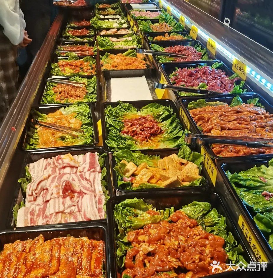 主打东北烤肉，明档自己选肉称重，简单直接，太方便了！