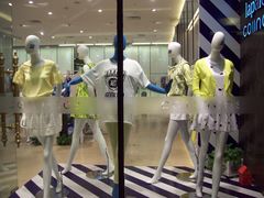 厨窗布置-COS(月星环球港店)