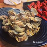 前些天请朋友吃饭，买了了两盒龙虾
