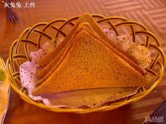 赠送的面包-小白桦西餐厅