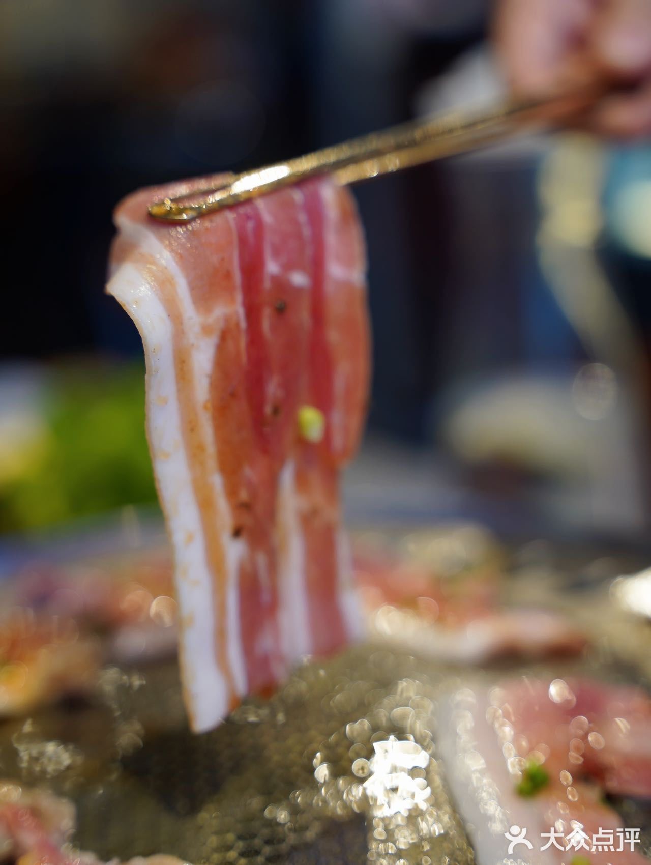 南京东路上的炭火泥炉烤肉