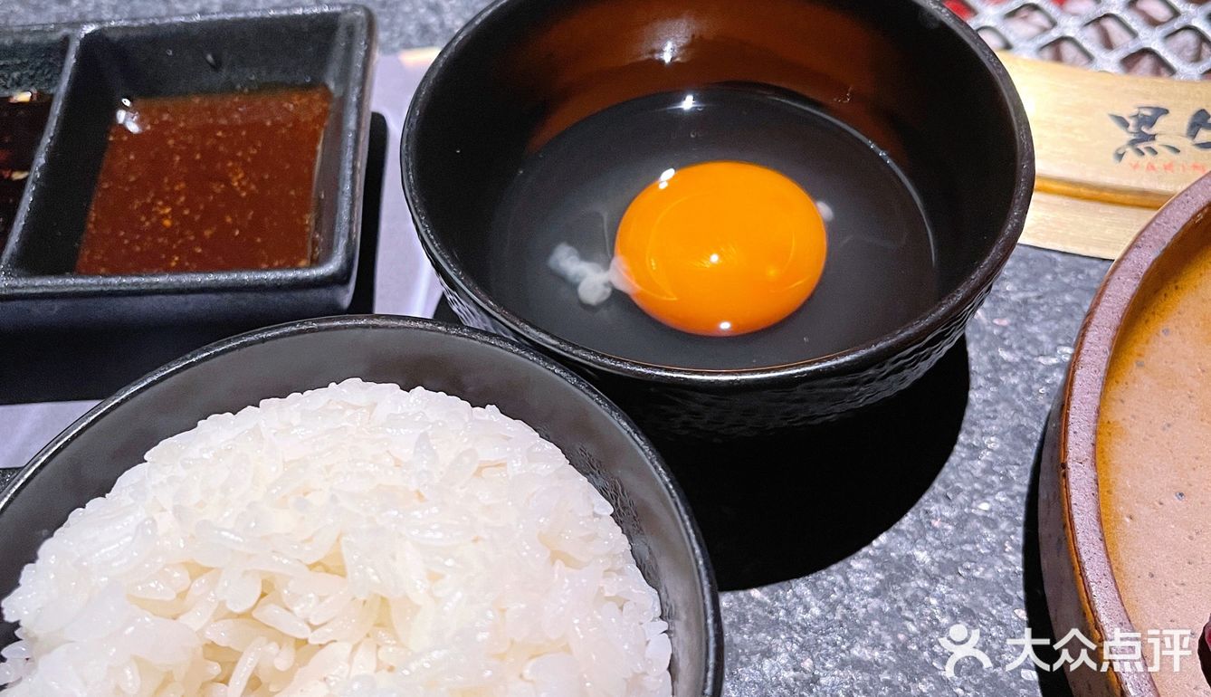 到处都是高级『黑』➕『金』的『烤🥩店』