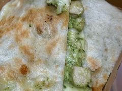 香草罗勒鸡肉奶酪饼-CIN CIN CANTINA&BAR