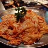 如果坐公交车来的话可以直接到，就在右手边