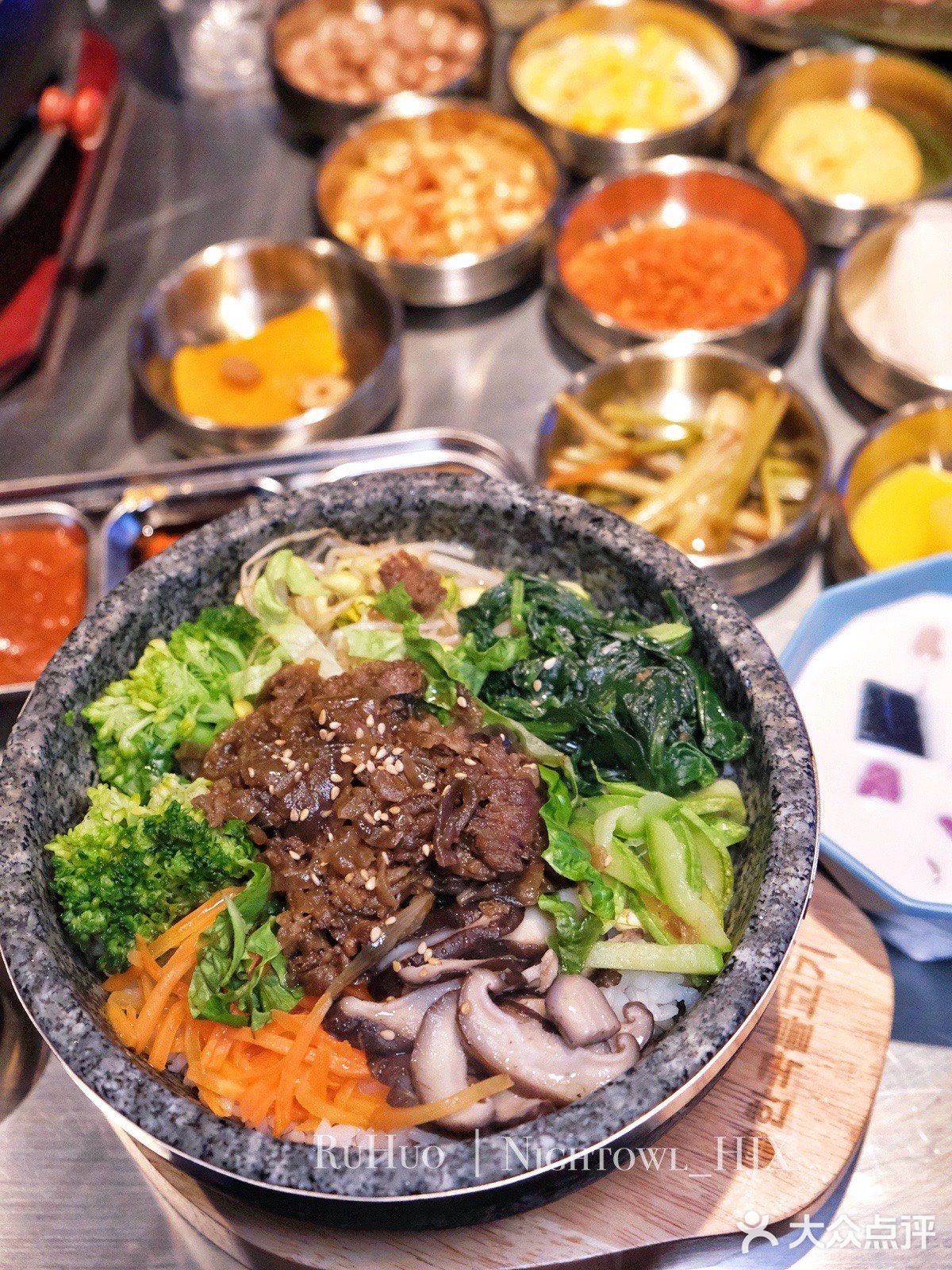 惊‼️这家烤肉店小哥哥颜值可太高了吧