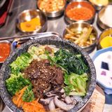 惊‼️这家烤肉店小哥哥颜值可太高了吧