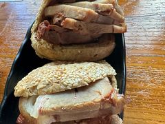 -老天桥酱肉烧饼夹肘子(天桥店)