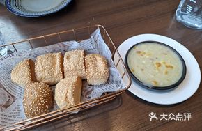 Buttered Bread with Cheese-Baked Mushroom Sauce