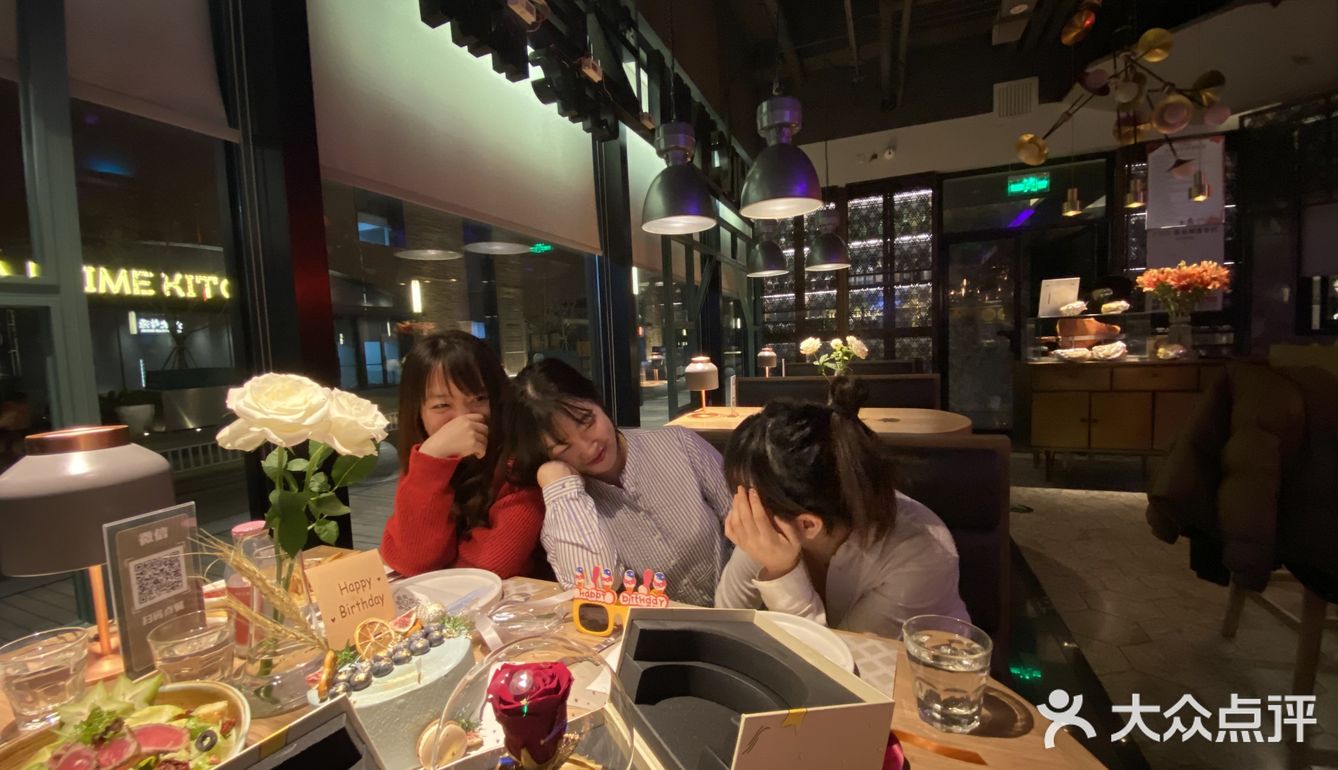 说九点半有乐队，因为怕等不到那个时候就坐了靠里头的位置