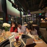 说九点半有乐队，因为怕等不到那个时候就坐了靠里头的位置