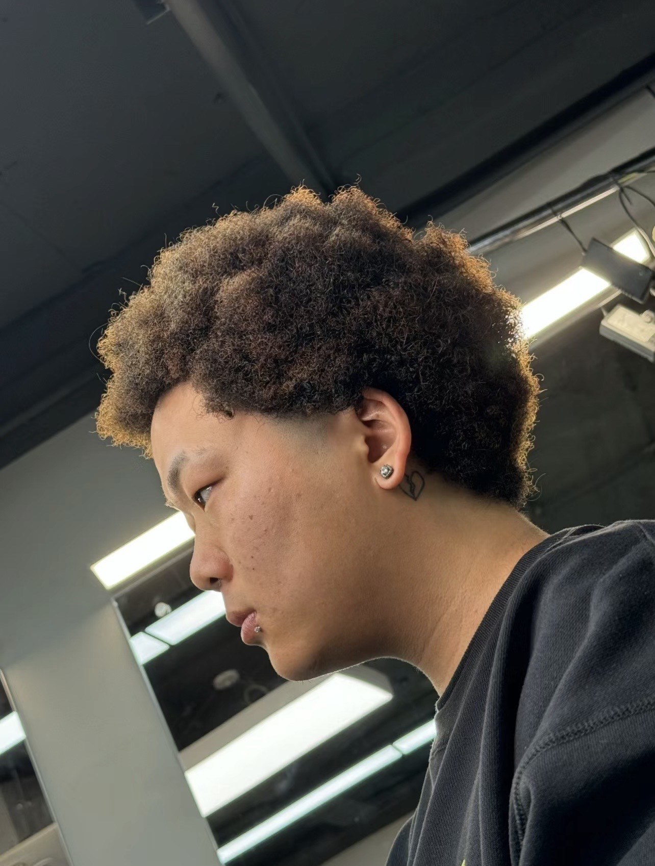 圆脸男生的爆炸头