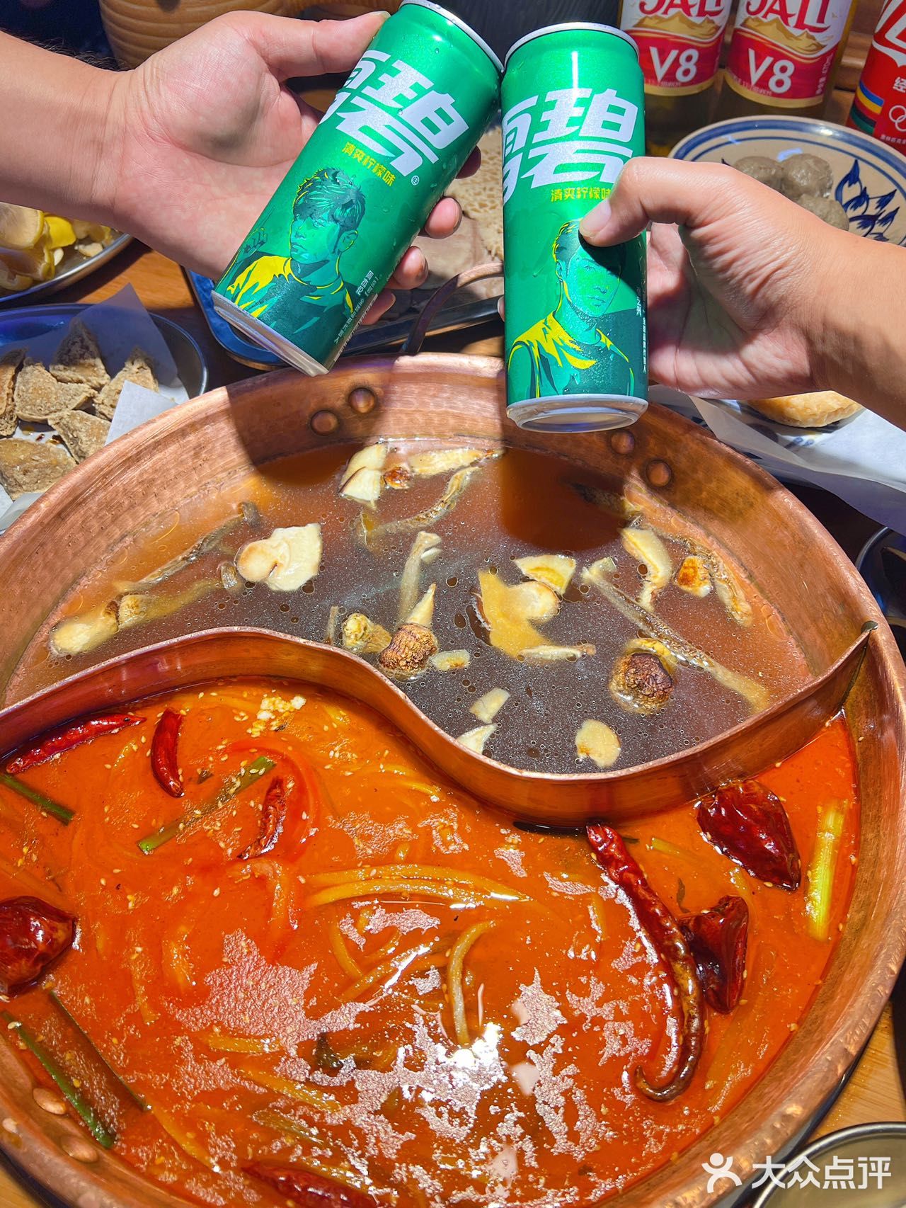 🔥云南风味大揭秘｜洱火酸汤火锅，鲜掉眉毛🌈 