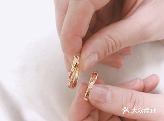 结婚的时候就没有买钻戒，因为工作的原因不能佩戴很闪的